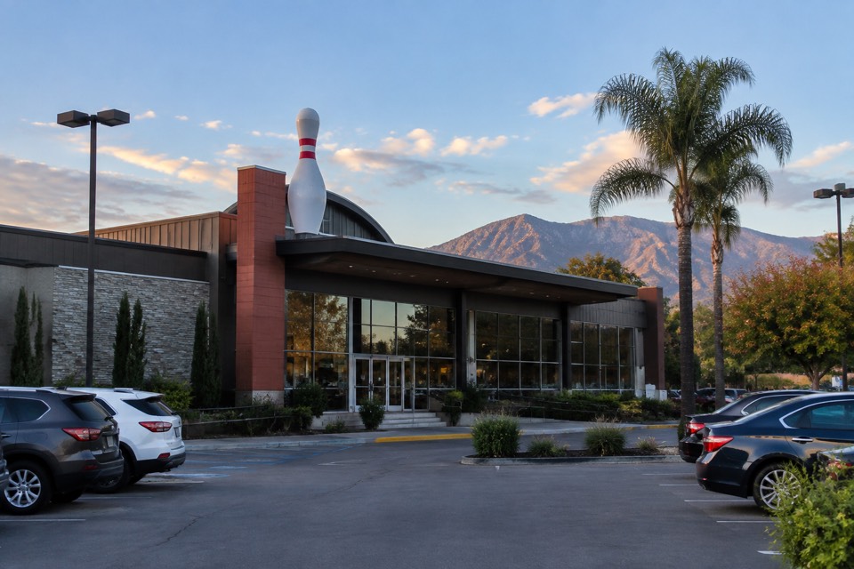 Bowlmor Pasadena (formerly 300 Bowling), Pasadena