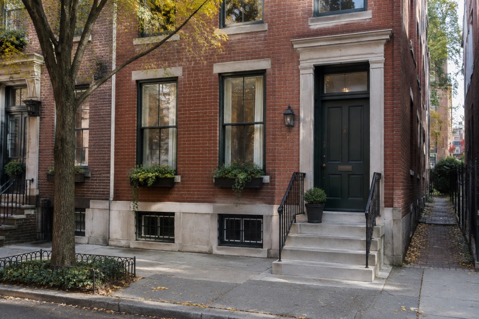 Dee's Apartment exterior, Philadelphia