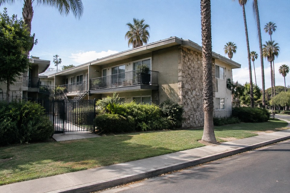South Seas Apartments, Reseda
